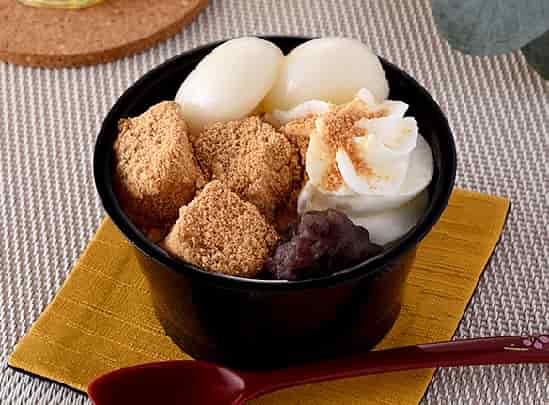北海道産小豆のつぶあん使用　白玉とわらび餅のクリームぜんざい